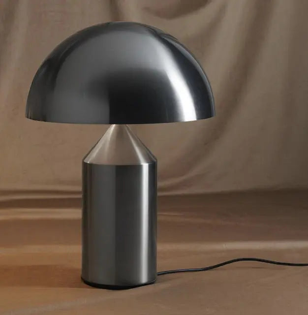 Oluce Atollo tafellamp in metaal en glas, iconisch Italiaans design van Vico Magistretti