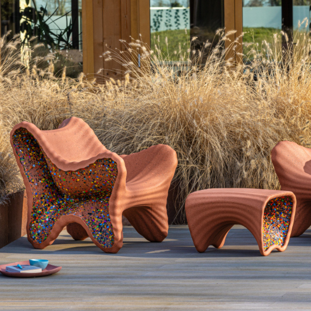 Magis In-Side tuinstoel en tafel terracotta sfeerbeeld